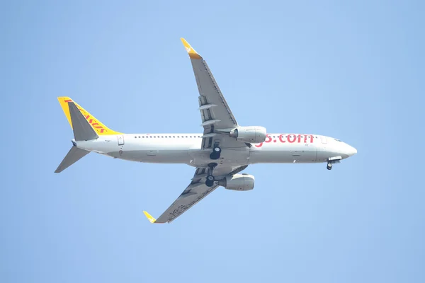 An airplane is landing — Stock Photo, Image