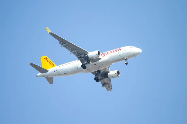 An airplane is landing — Stock Photo, Image