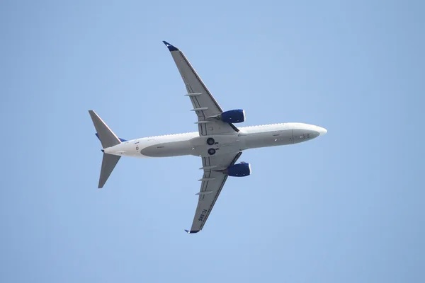 An airplane is landing — Stock Photo, Image