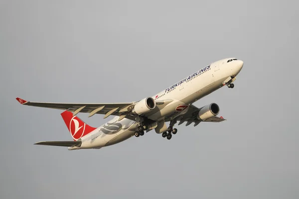 O avião está a descolar. — Fotografia de Stock