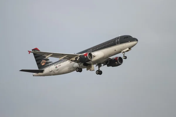 Flugzeug hebt ab — Stockfoto