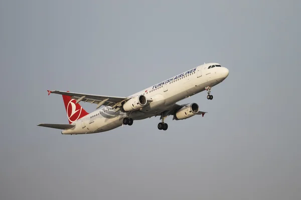 O avião está a descolar. — Fotografia de Stock