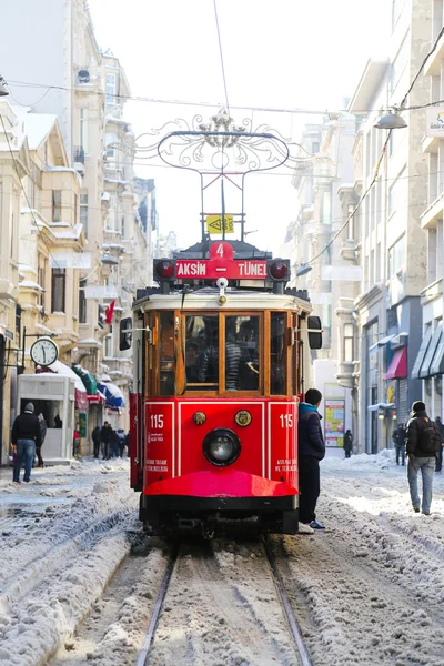 Istiklal Caddesi üzerinde kırmızı tramvay — Stok fotoğraf