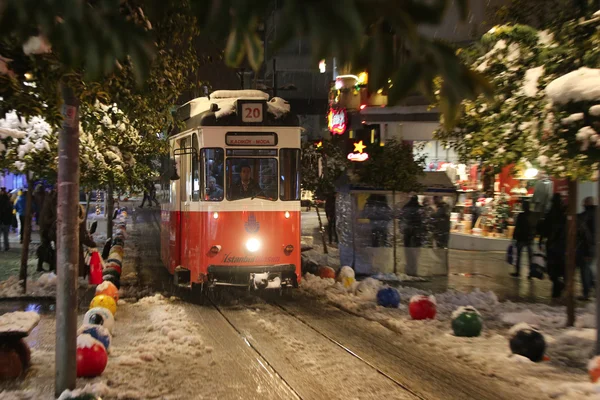 Rote Straßenbahn auf der Bahariye Street — Stockfoto