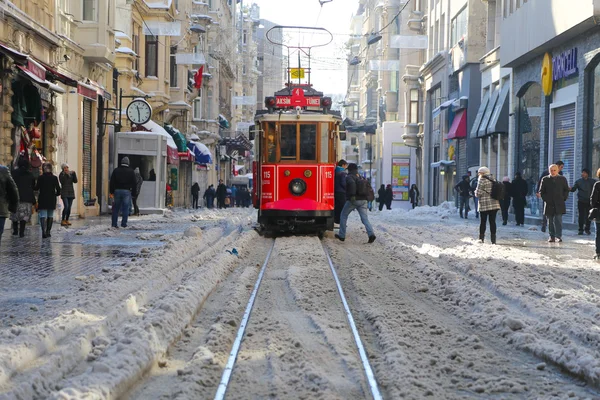 Červenou tramvají na Istiklal Avenue — Stock fotografie