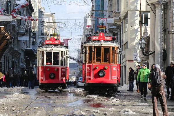 Istiklal Caddesi üzerinde kırmızı tramvay — Stok fotoğraf