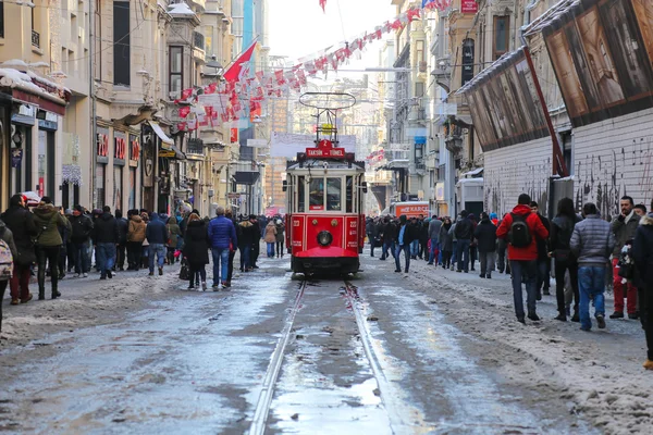 Červenou tramvají na Istiklal Avenue — Stock fotografie