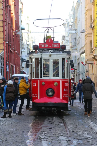 Istiklal Caddesi üzerinde kırmızı tramvay — Stok fotoğraf