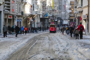 Istiklal Caddesi üzerinde kırmızı tramvay