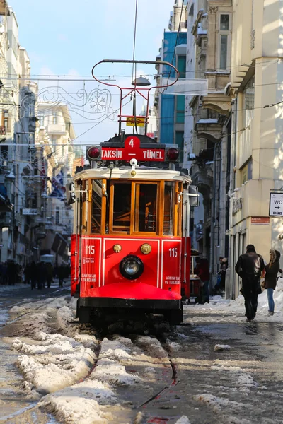 Istiklal Caddesi üzerinde kırmızı tramvay — Stok fotoğraf