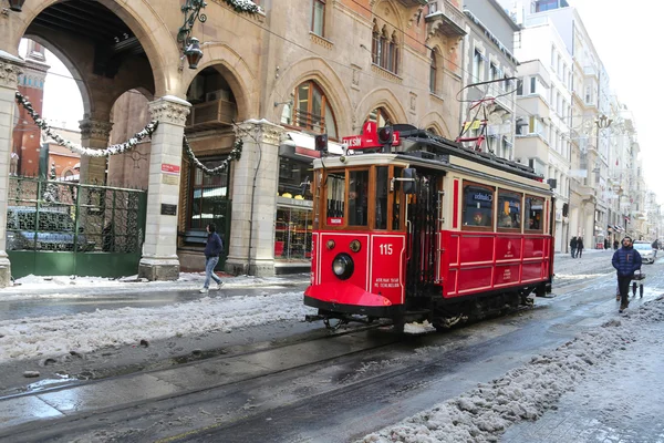 Rote Straßenbahn auf der Istiklal Avenue — Stockfoto