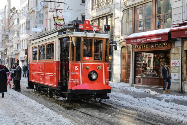 在 Istiklal 大道上的红色电车 — 图库照片