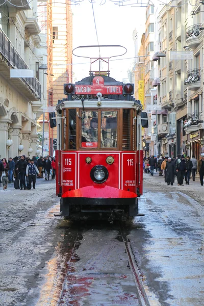 在 Istiklal 大道上的红色电车 — 图库照片