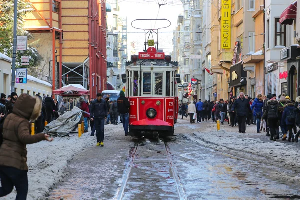 Istiklal Caddesi üzerinde kırmızı tramvay — Stok fotoğraf