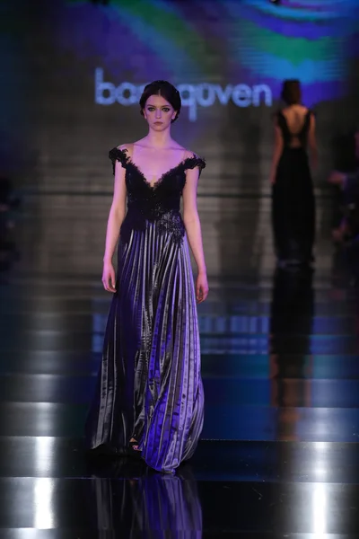 Banu Guven Catwalk — Stockfoto