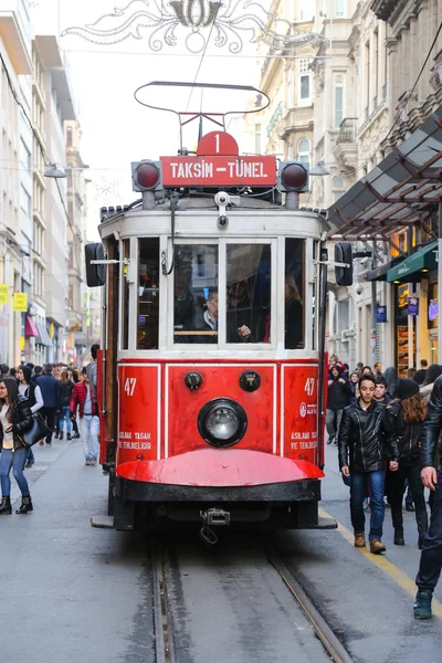 Rote strassenbahn auf istiklal street, istanbul — Stockfoto