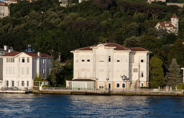 Buildings in Bosphorus Strait — Stock Photo, Image