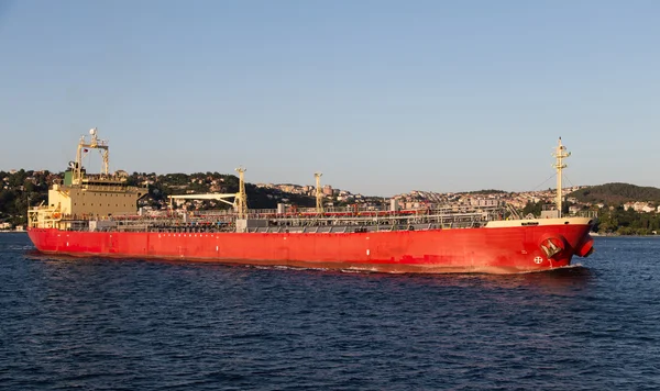 Turuncu Tanker gemisi boğaz içinde geçen — Stok fotoğraf