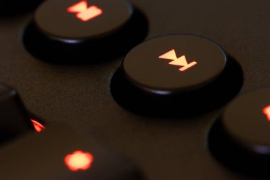 Kırmızı ışıklandırılmış klavye bir sonraki parça tuşunu kapat