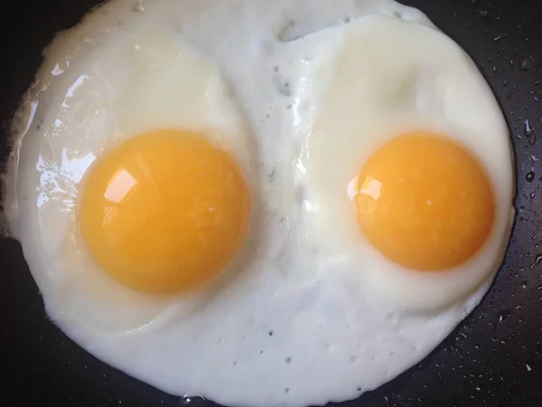 İki yumurtanın çırpılmış yumurtaları.