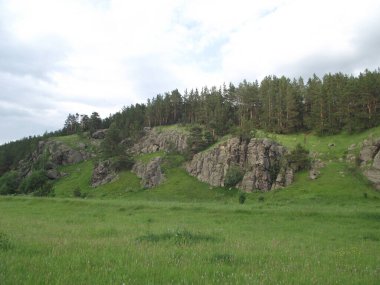 Tepenin üstünde kayalar var