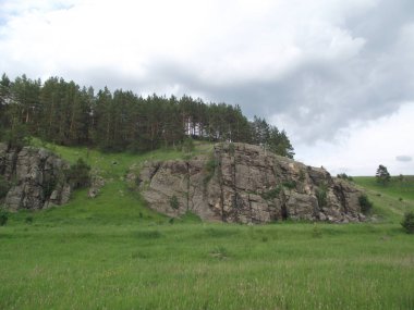 Tepenin üstünde kayalar var