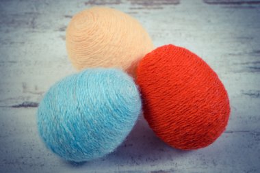 Vintage fotoğraf, Paskalya yumurtası ahşap arka plan, Paskalya için dekorasyon üzerinde yün dize sarılmış