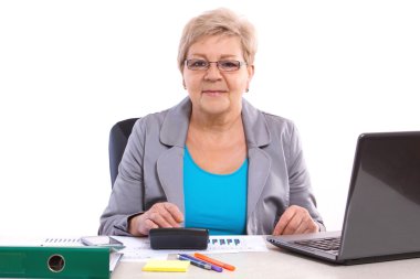 Office, satış planı, iş kavramı analizini masasında çalışan yaşlı bir iş kadını