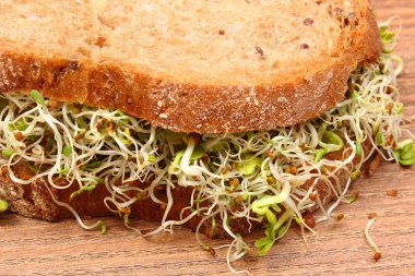 Yonca ve turp lahanası ile kepekli ekmek