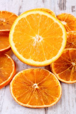 Kurutulmuş ve taze turuncu eski ahşap zemin üzerine