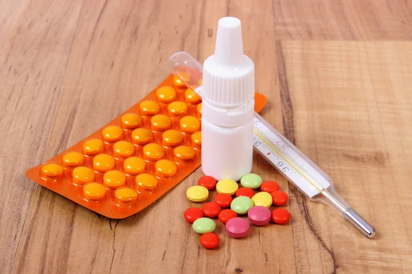 Tabletták, hőmérő és az orr csepp és a megfázás, influenza és orrfolyás kezelése — Stock Fotó