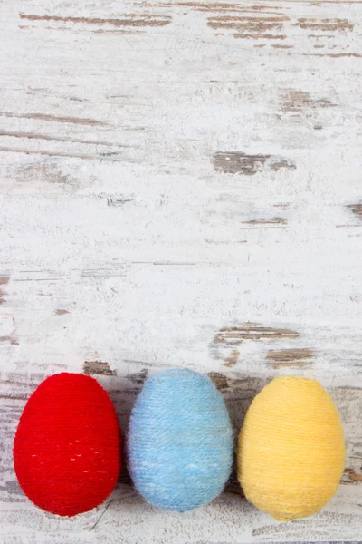 Easter eggs wrapped woolen string on wooden background, copy space for text, decoration for Easter — Stock Photo, Image