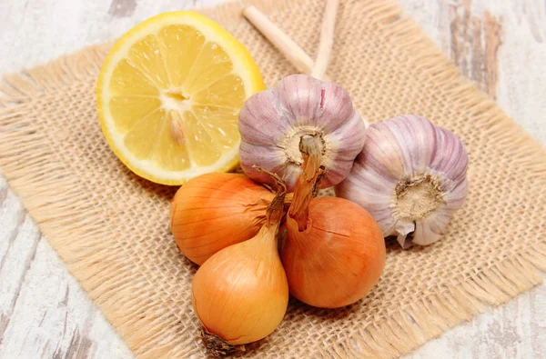 Cebollas frescas, ajo y limón, nutrición saludable y fortalecimiento de la inmunidad — Foto de Stock