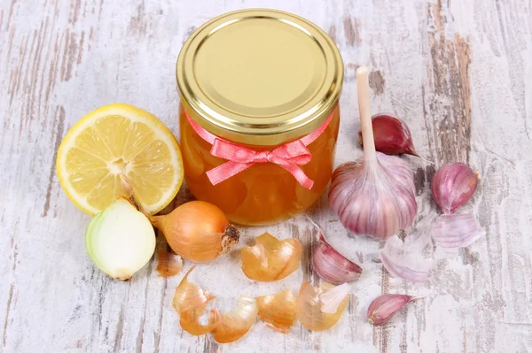 Honey in glass jar, onion, lemon and garlic, healthy nutrition and strengthening immunity — ストック写真