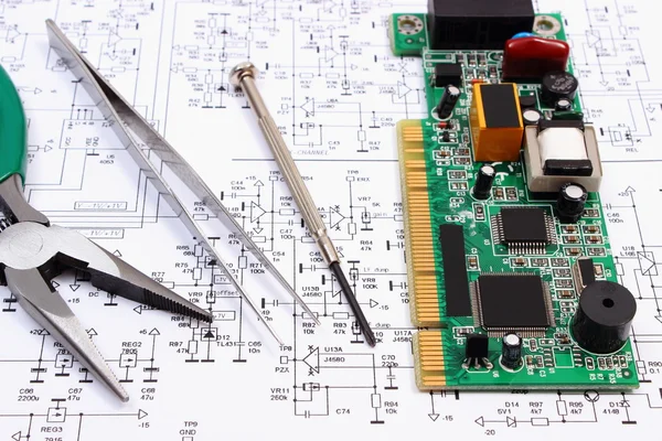 Placa de circuito impresso e ferramentas de precisão no diagrama de eletrônica, tecnologia — Fotografia de Stock