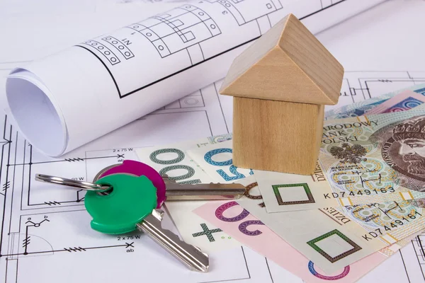 Casa di blocchi di legno, chiavi e denaro polacco su disegno di costruzione, concetto di casa di costruzione — Foto Stock