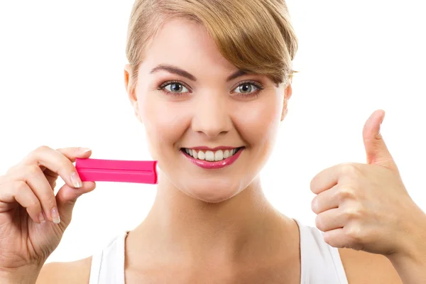 Happy woman looking at pregnancy test with positive result and showing thumbs up — Stock Photo, Image