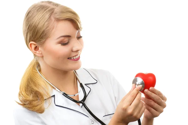 Mulher médica com estetoscópio examinando coração vermelho, conceito de saúde — Fotografia de Stock