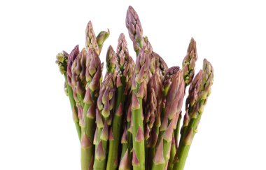 Beyaz arka planda, sağlıklı yeşil kuşkonmaz yemek