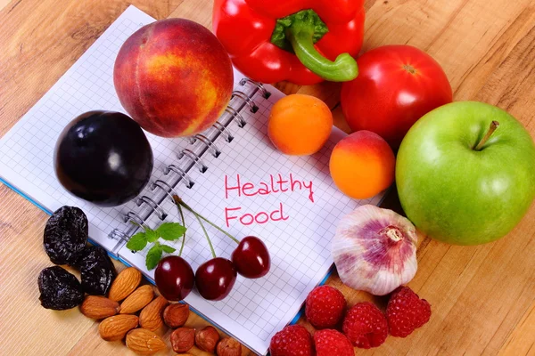 Frutas y verduras con cuaderno, adelgazamiento y alimentos saludables —  Fotos de Stock