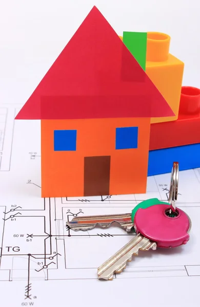Accueil de papier coloré, clés et blocs de construction sur le dessin de la maison — Photo