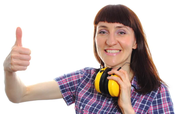 Wanita mengenakan headphone pelindung dan menunjukkan jempol ke atas — Stok Foto