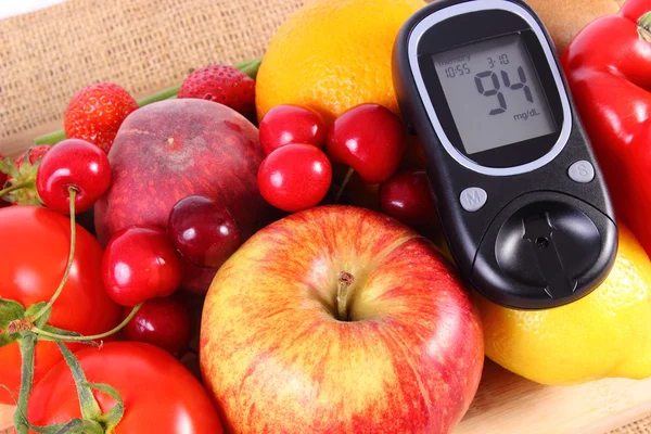 Glucometro con frutta e verdura, alimentazione sana, diabete — Foto Stock