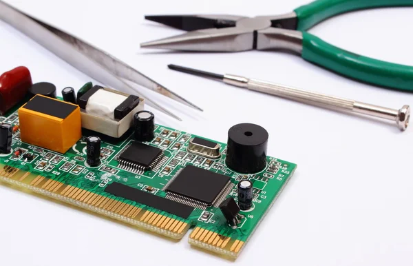 Placa de circuito impresso e ferramentas de precisão em fundo branco, tecnologia — Fotografia de Stock
