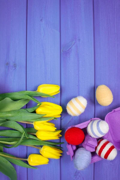 Boeket verse tulpen en Pasen eieren verpakt wollen string, Paas decoratie, ruimte voor tekst kopiëren — Stockfoto