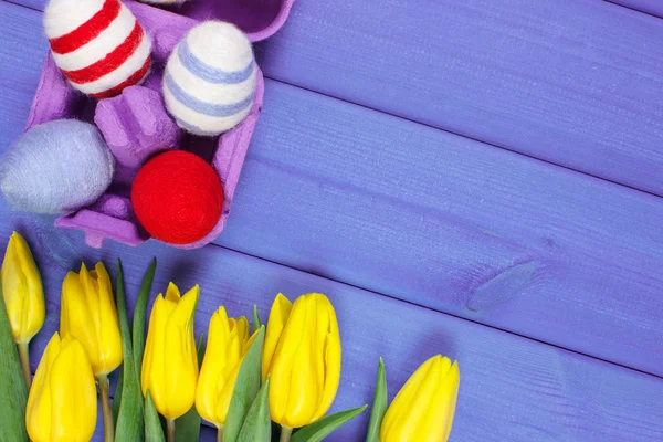 Bukiet świeżych tulipany i Wielkanoc jaja pakowane wełniane ciąg, ozdoba wielkanocna, kopiować miejsca na tekst — Zdjęcie stockowe