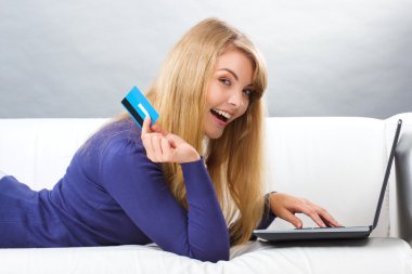 Kadın internet üzerinden online alışveriş için ödeme kredi kartı ile modern teknoloji