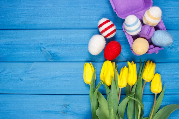 Bouquet of fresh tulips and Easter eggs wrapped woolen string, Easter decoration, copy space for text — Stock Photo, Image