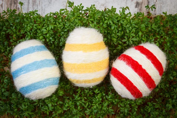Uova di Pasqua avvolte corda di lana e crescione verde, decorazione per Pasqua — Foto Stock
