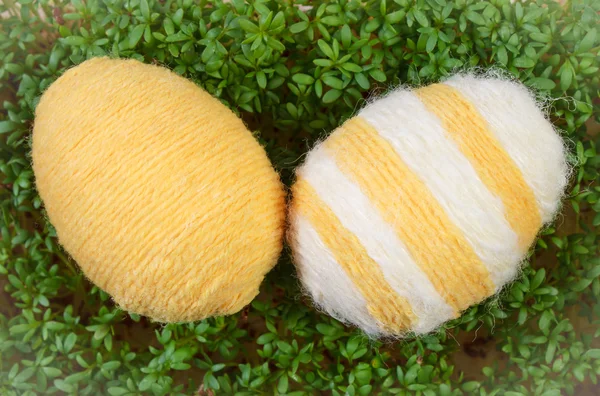 Uova di Pasqua avvolte corda di lana e crescione verde, decorazione per Pasqua — Foto Stock